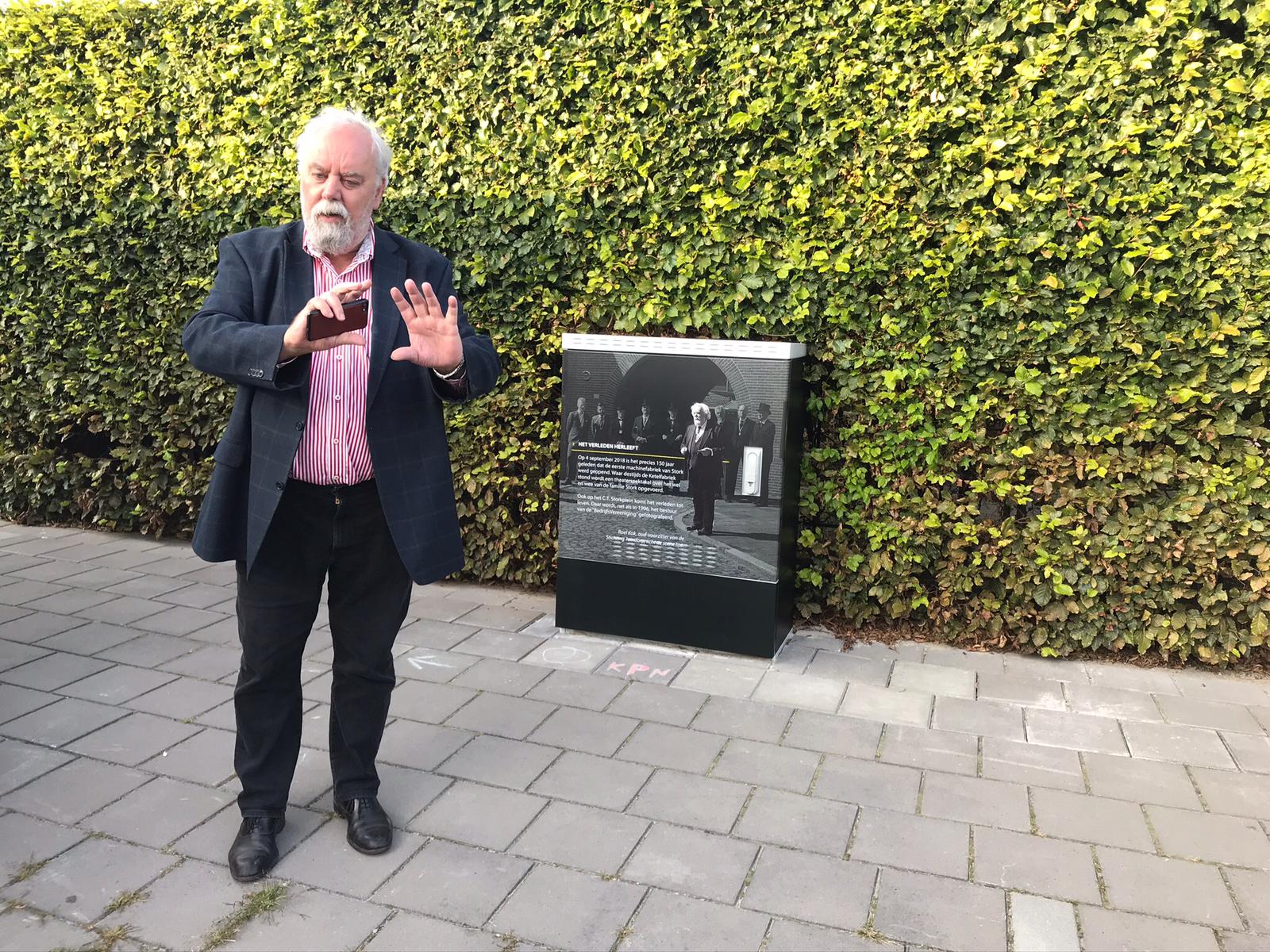 Onthulling bestickerd kastje Buitenweg Hengelo